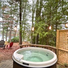 Hot Tub Getaway - Lake Cabin, hotel a Traverse City