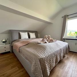 2 Zimmer Dachwohnung mit Burgblick & Kingsize Bett