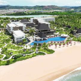 Pullman Lombok Merujani Mandalika Beach Resort, hotel in Kuta