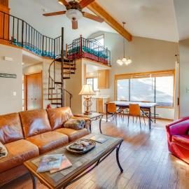 3 Blocks to Angel Fire Resort: Kid-Friendly Condo, מלון באיינג'ל פייר