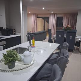 3 Bed Penthouse, 2Free Parking Spaces Close to BHX NEC, hotel in Birmingham