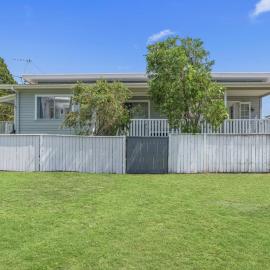 Pumicestone Porch – 4BR Pet-Friendly, Walk to Bongaree Jetty.