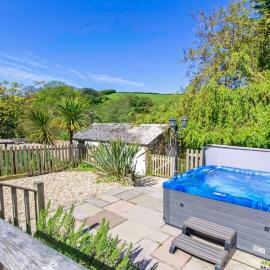 Streamways Slps 12-16 Hot Tub with Views Cabin, hotel u gradu 'Croyde'