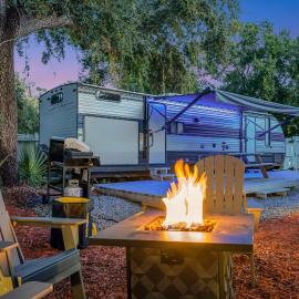 The Backyard Glampground - Camper Fire Pit & Games, hotel in Tampa