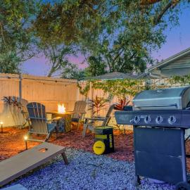 The Backyard Glampground - Camper Fire Pit & Games, khách sạn ở Tampa