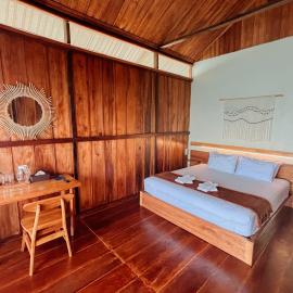 The Cliff Dive Resort - Togean Islands - Malenge, hotel in Kododa