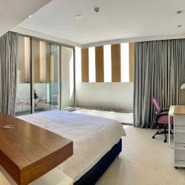 CBD Heritage King Suite - Spa Bath, Private Deck and Laundry