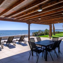 Shoreline Beach House, hotel din Larnaca