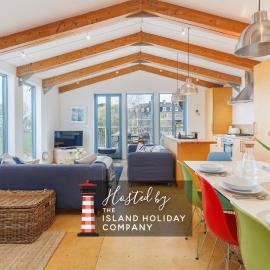 The Deck House - Seafront Upside-Down House with Solent Views, Gurnard