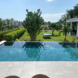 Villa d'exception piscine à débordement jardin tropical, hotell i Mbour
