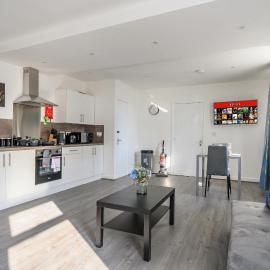 F1HR - Cozy Double Room with Great Amenities