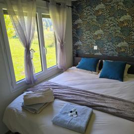 Chambre indépendante au cœur du Haut Jura, hotel in Lac des Rouges Truites