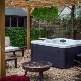 Cotswolds Cottage with Hot tub, hotel in Leafield