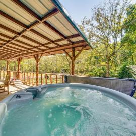Rustic Cabin w/ Hot Tub Near Broken Bow Lake!, hotel in Broken Bow