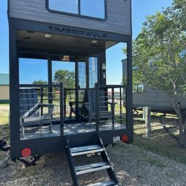Coyote Crossing Tiny Home, hotel in Interior