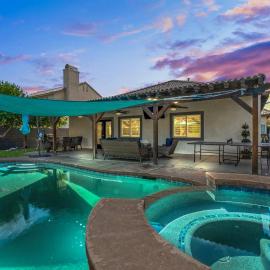 Empire Polo Grounds Close Gorgeous pool and spa home bike to Coachella, hotel in Coachella