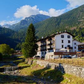 Villa Alpina Hotel, hotel din Forni di Sopra