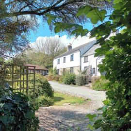 Farm Stay with Six Cottages and animal experiences, 30 minutes to Exmoor & Beaches, Pet friendly, seasonal Outdoor heated pool, Games barn, fast WiFi and parking, hótel í Barnstaple