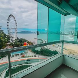Loft vista panorâmica da Roda gigante e orla de BC