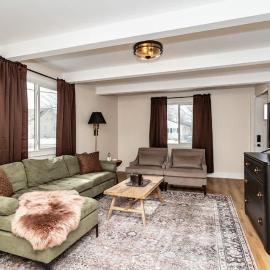 Modern 3BR Getaway-Stylish Ames, hotel i Ames