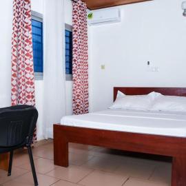 Serenity Guest House, хотел в Яунде