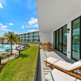 Harbor Island Beach Club - Luxury Waterfront Apartments with Views Pool Dock Private Beach Access, hotel v destinaci Melbourne Beach