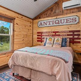 Hill Country Cabin - Cozy Rustic Getaway