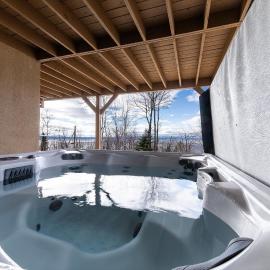 Condo 120B, Hot Tub, Panoramic Views & Game Area, hôtel à Petite-Rivière-Saint-François