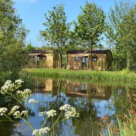 Aqua Lodge, viešbutis mieste Petenas