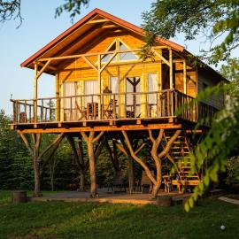 EHM Baumhaus Chalet nahe Therme & Natur, hotel en Mesteri