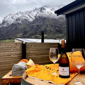 Queenstown Studio with Mountain Views, Hotel in Frankton