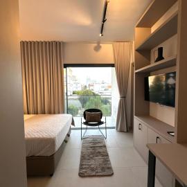 Nesseus Lux Suites - Near Unic & EUC、Ayios Dhometiosのホテル