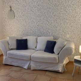 Chambre et salon 4 personnes, salle de bains et WC privés -sans cuisine- dans maison provençale chez l'habitant, hôtel à Château-Arnoux-Saint-Auban