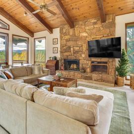 엔젤 파이어에 위치한 호텔 Luxury Home w/ Hot Tub & Mtn Views in Angel Fire!