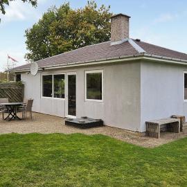 2 Bedroom Awesome Home In Hejls, Hotel in Hejls