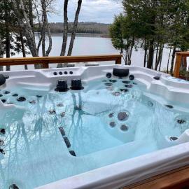Lakeside Retreat with Hot Tub، فندق في Falmouth