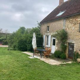 Gite du Tarare au calme dans son écrin de verdure, hotel di Oisy