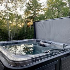 Treeside Retreat with Hot tub، فندق في Falmouth