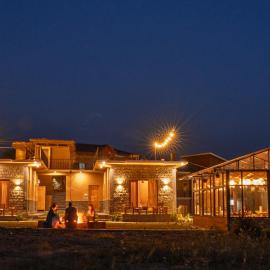 The Winter Courtyard by AVVAs Stays, hotel di Bīr