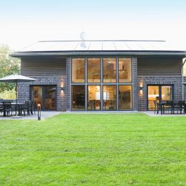 Villa Thormarcon am Plauer See für 20 Gäste, Sauna, Pool、Lenzのホテル