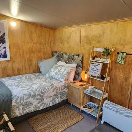 Minimalist Cabin Solo Traveller, hotel in Ashburton