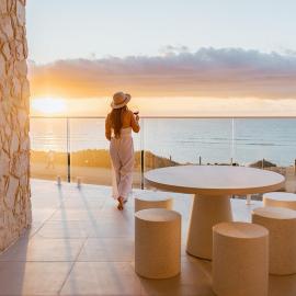 Sunsets Aldinga Beach, 4 king rooms, rooftop, incredible views, hotel in Aldinga Beach