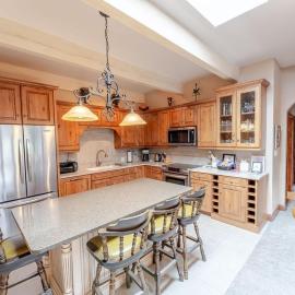 Aspen Downtown 2BR Ski Condo with Fireplace - CD 17 condo, hotel sa Aspen