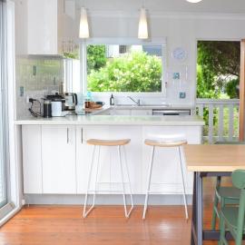 Classic Meets Contemporary 1960's Beach House, hotel u gradu Malua Bay