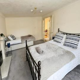 Contractor Friendly House - Sleeps upto 8