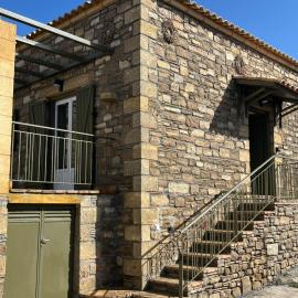 Stone House Bourgos, hotel u gradu 'Koroni'