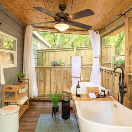 The Small Modern Villa Outdoor Tub-Unit B, hotel a Madison
