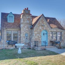 1 mile to Fort Sill! The CaroleBelle Cottage sleeps 8 with hottub,grills,firepit, hotel a Lawton