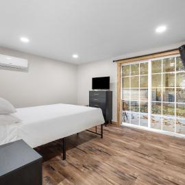 Modern Home with Fast WiFi & Private Patio, Hotel in Pittsfield