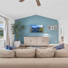 Sapphire Bloom, New Boutique Lake Escape with Hot tub, hotelli kohteessa Mooresville